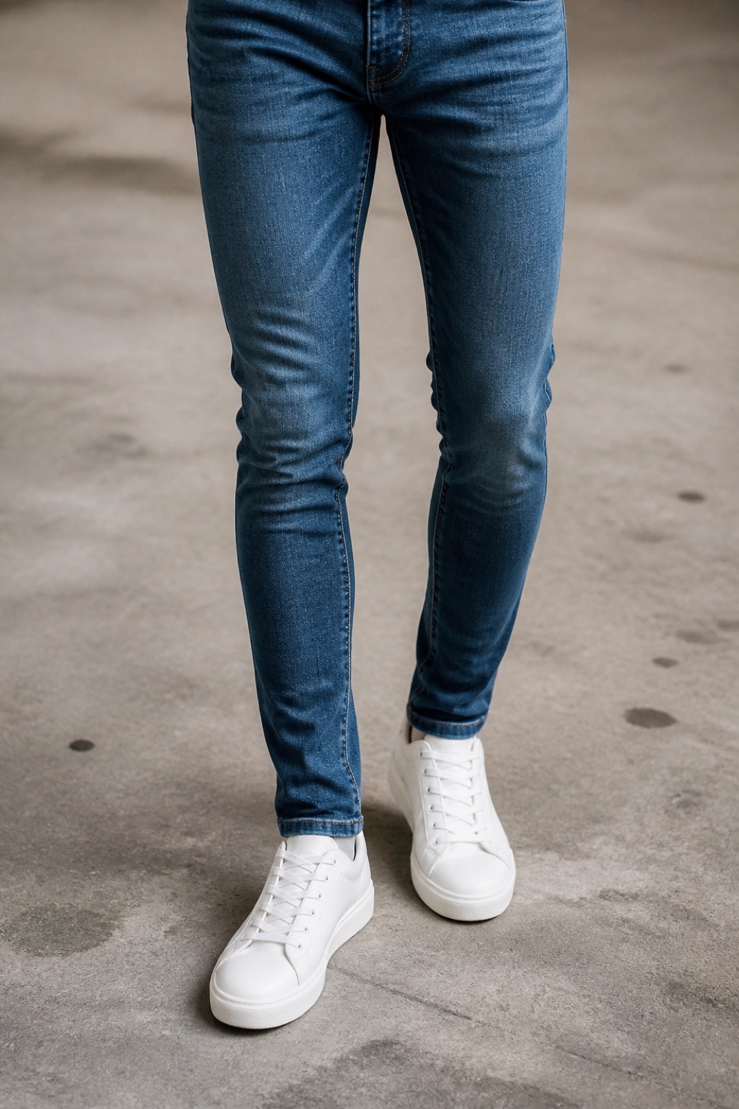 Detail van een strak zittende skinny jeans bij de enkel