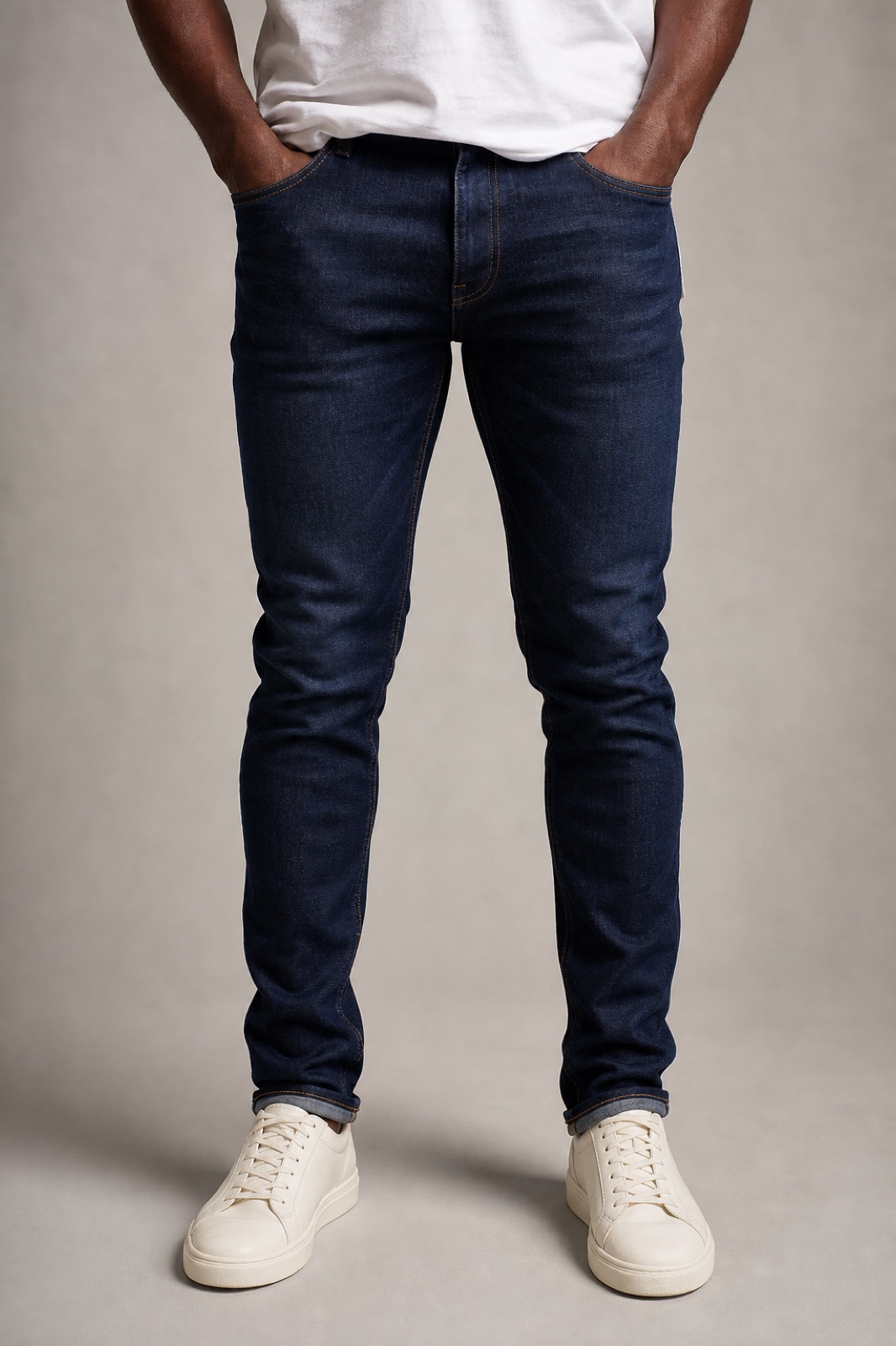 Detail van een net zittende slim fit jeans