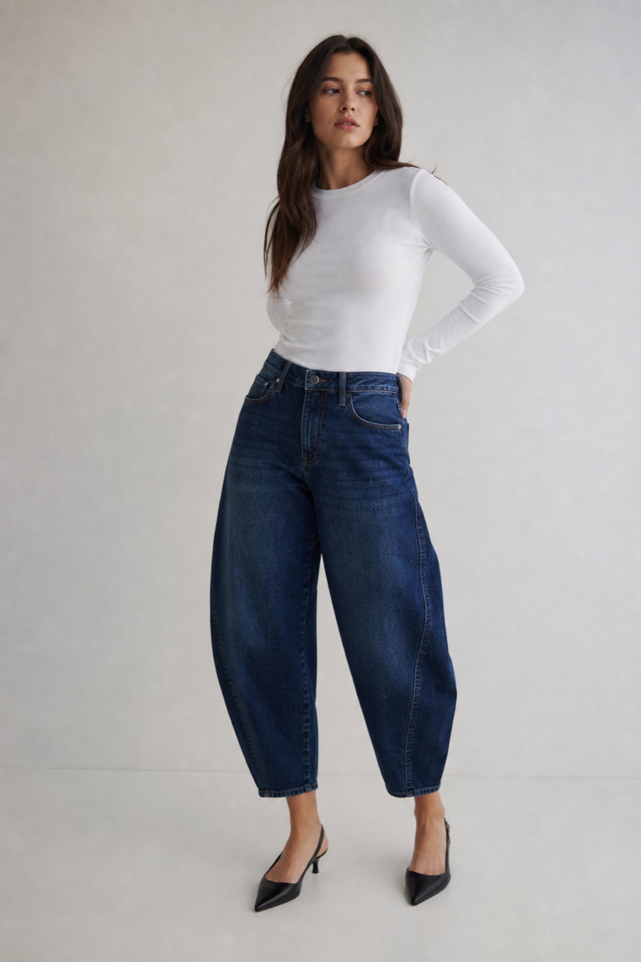 Barrel jeans uitgelegd: de statement-pasvorm van 2026
